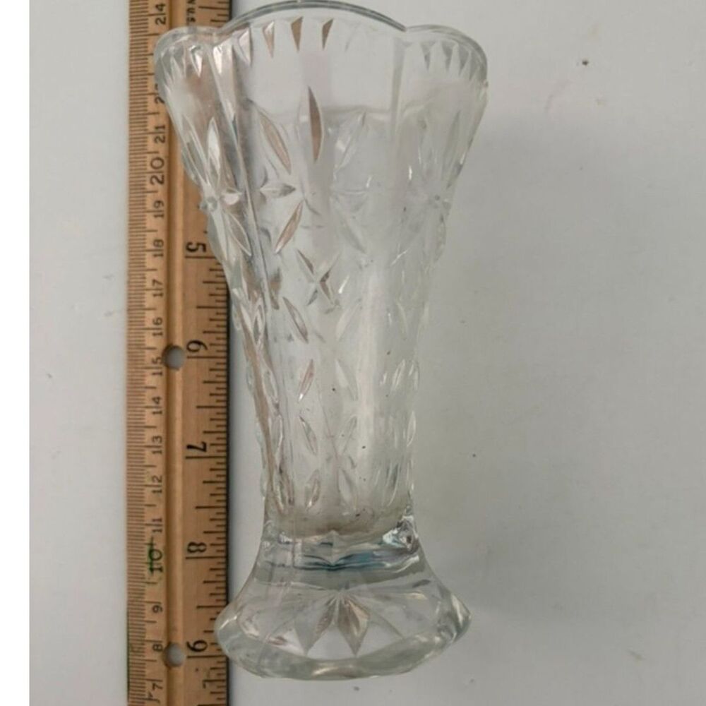 Vtg clear pressed glass scalloped bud vase